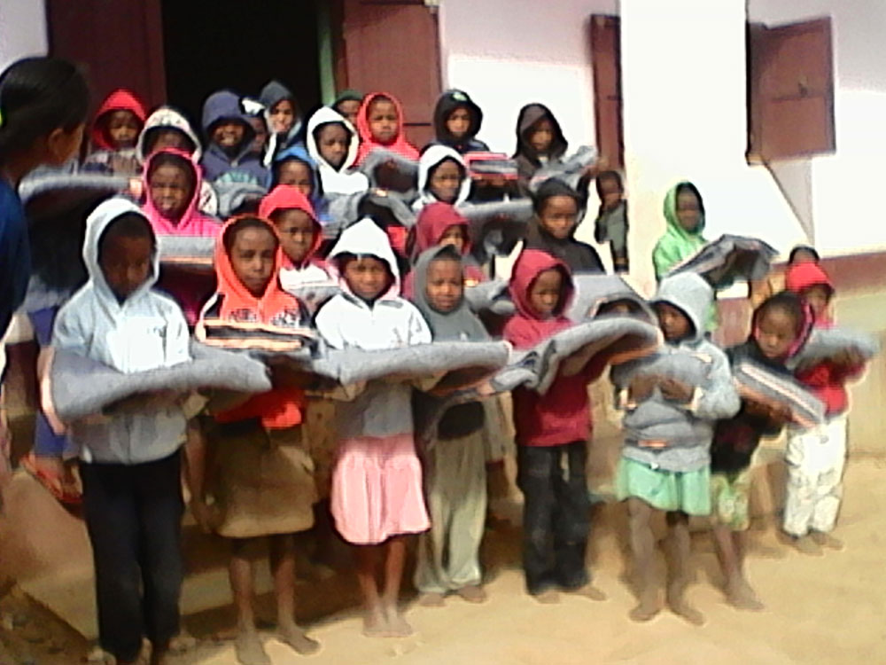 Surprise à l’école : distribution de couvertures et de sweets à capuches